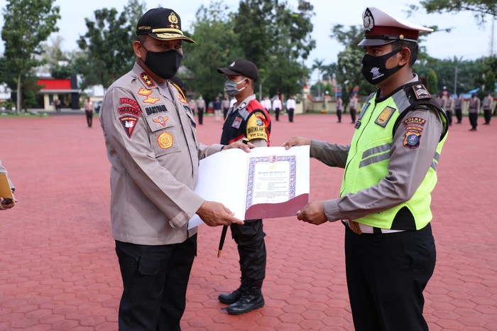 Kapolda Sumut Irjen Martuani Sormin menyerahkan penghargaan (dok. Istimewa)