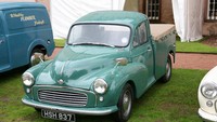 Rowan Atkinson, pemeran dalam serial komedi Mr Bean diketahu sebagai penggemar mobil balap. Dia di antaranya punya McLaren F1, Bentley Birkin Mulsanne, Honda NSX, dan Mercedes Benz 500E. Tapi mobil pertama yang da punya adalah Morris Minor pick-up, pemberian ibunya saat masih berusia 12 tahun. (wikimedia)