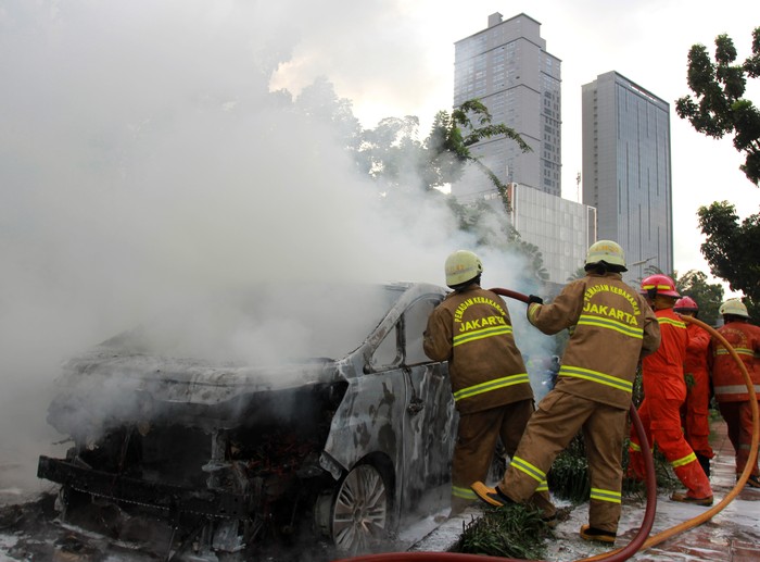 Petugas Sudin pemadam kebakaran Jakarta Selatan mencoba memadamkan api yang membakar mobil mewah jenis Toyota Vellfire di Jalan Sultan Iskandarsyah, Pondok Indah, Jakarta, Senin (11/5/2020). Api yang membakar mobil mewah tersebut diduga berasal dari korsleting arus listrik mobil dan tidak ada korban jiwa dalam peristiwa tersebut. ANTARA FOTO/Muhammad Iqbal/hp.