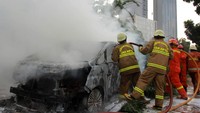 Petugas Sudin pemadam kebakaran Jakarta Selatan mencoba memadamkan api yang membakar mobil mewah jenis Toyota Vellfire di Jalan Sultan Iskandarsyah, Pondok Indah, Jakarta, Senin (11/5/2020) petang.