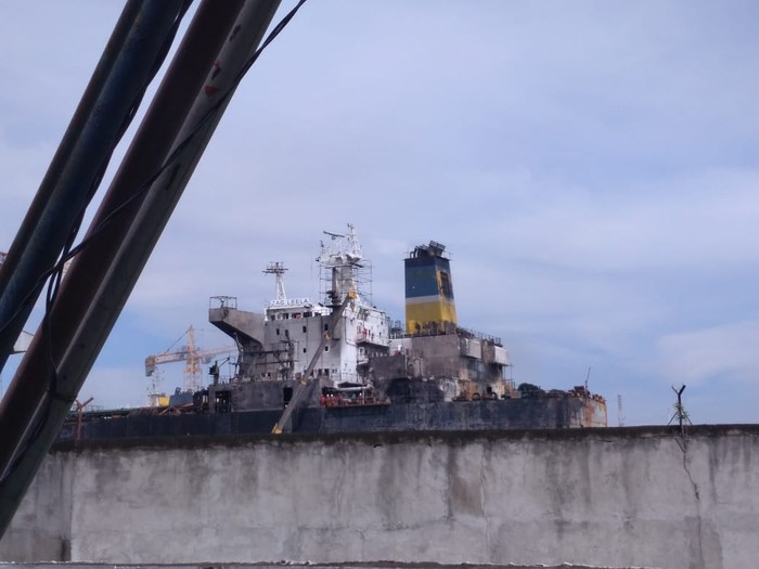 Kapal terbakar di Pelabuhan Belawan Medan (Datuk Haris Molana-detikcom)