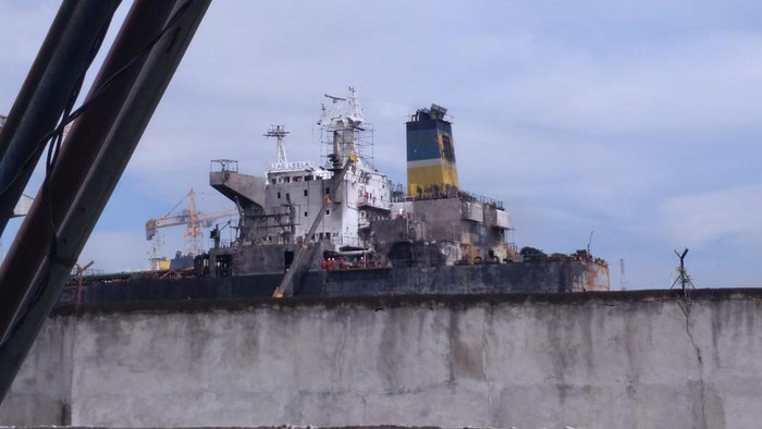 Kapal terbakar di Pelabuhan Belawan Medan (Datuk Haris Molana-detikcom)