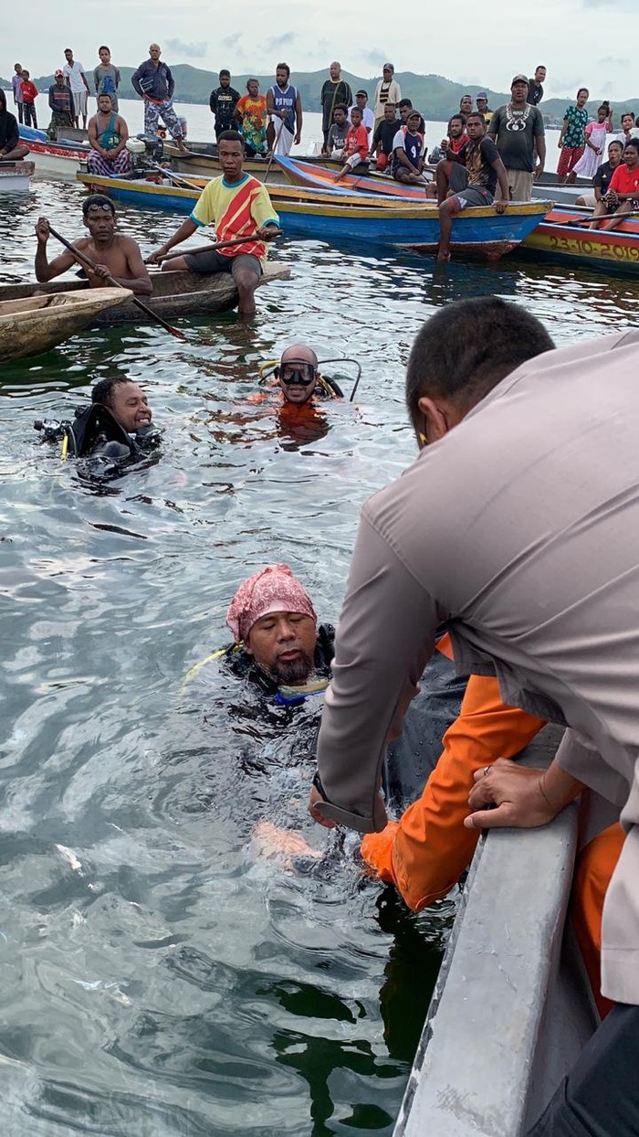 Proses evakuasi Pesawat MAF Jatuh di Danau Sentani, Papua.