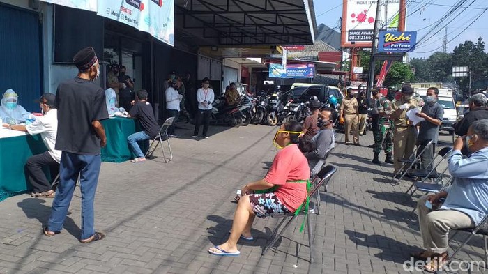 Pedagang di Bandung Jalani Rapid Test