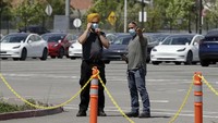 Dalam memo internal kepada karyawan, Senin (11/5/2020), Elon Musk menyatakan karyawan Tesla yang sebelumnya berstatus cuti kini sudah kembali bekerja seperti biasanya. Elon Musk termasuk lantang menolak kebijakan lockdown AS. Ia bahkan mengancam akan memindahkan pabrik dari California karena tak setuju dengan lockdown. Ia menyebut kebijakan tersebut fasis dan tak demokratis.