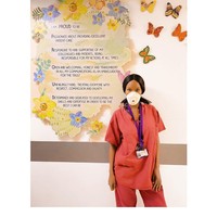 Sarah sendiri merupakan lulusan perawat sehingga ia cukup paham dalam menangani pasien di rumah sakit. Dia mengaku sangat prihatin dengan pasien Corona yang harus terpisah dengan keluarganya.  Foto: dok. Instagram @sarah.mulindwa