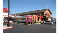 Bangunan Mcd di Barstow, California berbentuk gerbong kereta. (Bored Panda)