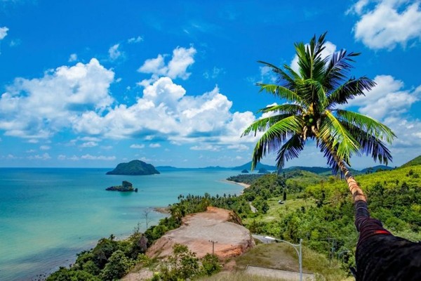 Bungkamnya pihak Thailand mungkin bisa dimaklumi, mengingat Koh Tao menjadi salah satu destinasi wisata yang harus dijaga nama baiknya. Namun kasus kematian beberapa turis asing di Koh Tao menjadi misteri yang hingga saat ini belum terpecahkan. Untuk itu tak serdikit orang menjuluki pulau tersebut dengan Pulau Kematian. Bungkamnya pihak Thailand mungkin bisa dimaklumi, mengingat Koh Tao menjadi salah satu destinasi wisata yang harus dijaga nama baiknya. Namun kasus kematian beberapa turis asing di Koh Tao menjadi misteri yang hingga saat ini belum terpecahkan. Untuk itu tak serdikit orang menjuluki pulau tersebut dengan Pulau Kematian.