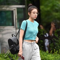 Blus berkancing pas badan ternyata juga cocok dipadukan dengan celana trainer. Tampilan seperti ini bikin kamu terlihat feminin tapi sporty di saat yang bersamaan. Foto: Dok. Kpopping