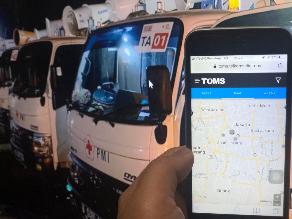 Penyediaan solusi IoT dari Telkomsel kepada PMI dalam membantu menanggulangi COVID-19 di Indonesia.