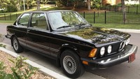 Elon Musk mengawali petualangannya sebagai pemilik mobil dengan mengendarai BMW 320i (E21) keluaran 1978 pada tahun 1994. Bos besar Tesla ini kemudian mengganti mobilnya dengan sebuah Jaguar Type E. (klipnik.com)