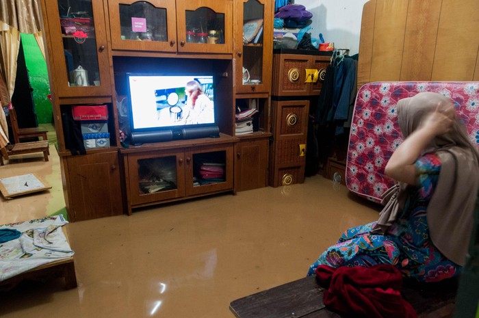 BANJIR DI LEBAK Warga menyelamatkan barangya yang terendam banjir di Desa Kaduagung Tengah, Lebak, Banten, Senin (11/5/2020). Banjir tersebut diakibatkan tingginya intensitas hujan serta sistem drainase buruk sehingga menyebabkan puluhan toko dan rumah terendam air setinggi 40-80 centimeter. ANTARA FOTO/Muhammad Bagus Khoirunas/hp.
