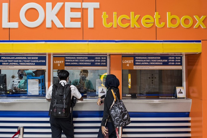 Penumpang membeli tiket Kereta Api Luar Biasa (KLB) jurusan Bandung - Surabaya Pasar Turi di Stasiun Bandung, Jawa Barat, Selasa (12/5/2020). PT Kereta Api Indonesia (Persero) mengoperasikan enam perjalanan KLB pada 12-31 Mei 2020 dan masyarakat yang diperbolehkan menggunakan KLB hanya yang memenuhi syarat diantaranya pekerja di penanganan COVID-19, pertahanan, keamanan, kesehatan, kebutuhan dasar, fungsi ekonomi penting, perjalanan darurat pasien atau orang yang memiliki keluarga inti sakit keras atau meninggal dan repatriasi. ANTARA FOTO/M Agung Rajasa/foc.