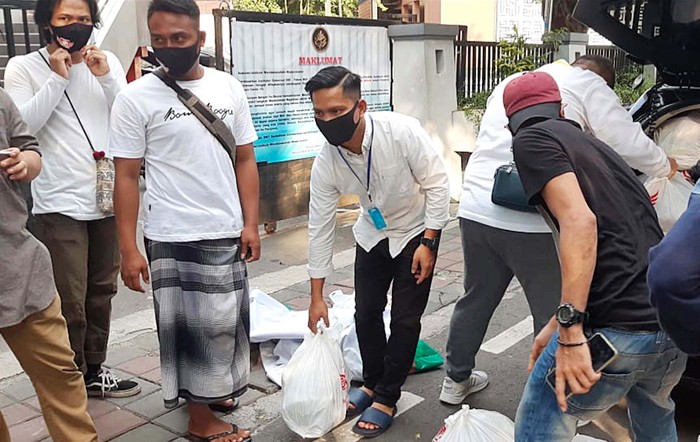 Bantuan untuk Mahasiswa Tidak Mudik Dengan adanya larangan mudik dari pemerintah membuat mahasiswa perantaun tidak bisa mudik ke keluarga. Gemah Connection memberikan bantuan kepada mereka.