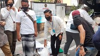 Pemuda dan mahasiswa yang tergabung dalam Gerakan Muda Indonesia Hebat (Gemah) Connection Peduli memberikan bantuan ratusan sembako kepada mahasiswa dan pemuda perantau se-Jabodetabek yang tidak bisa mudik akibat pandemi COVID-19.