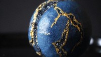 Berwarna biru elektrik, kreasi macaron ini terlihat seperti pajangan dengan desain abstrak. Sangat cantik padahal ini merupakan macaron lho foodies! Foto: Instagram @kims_bachstuebli