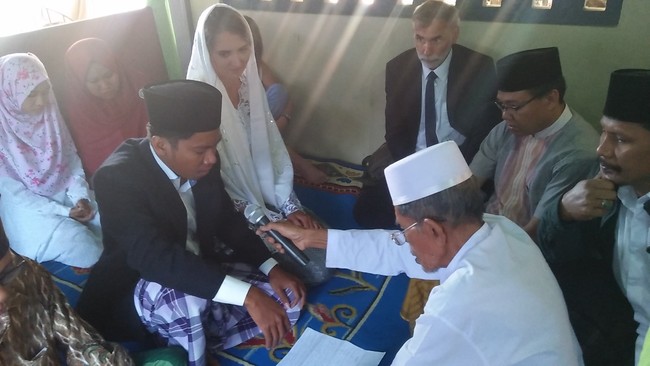 Macam-macam dibilangnya saya pakai pelet, ih itu kok bulenya mau. Aku nggak jawab apa-apa aku cuma ketawa aja, aku lihatnya lucu saja, kata Elan. Foto: Facebook/Chungky Fungky