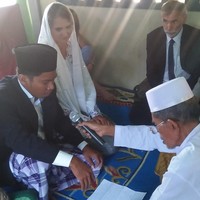 Macam-macam dibilangnya saya pakai pelet, ih itu kok bulenya mau. Aku nggak jawab apa-apa aku cuma ketawa aja, aku lihatnya lucu saja, kata Elan. Foto: Facebook/Chungky Fungky