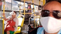 Ibu, sepertinya ada kesalahpahaman di sini. Masker dan topeng itu sangat berbeda, dan yang ibu kenakan adalah topeng untuk pesta. Duh! (Bored Panda)