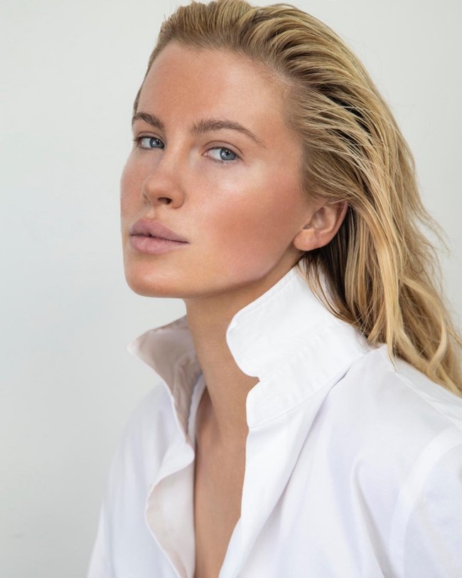 Di foto ini, Ireland Baldwin disebut netizen mirip sekali dengan sang ibu. Sepakat? (Foto: Instagram/@irelandbasingerbaldwin)