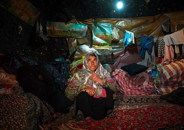 Di Desa Maymand terdapat 400 gua yang dibangun lebih dari 10.000 tahun yang lalu, namun yang utuh hanya 90 rumah. Rumah ini bisa memiliki 7 ruangan, masing-masing setinggi 2 meter dengan luas 16 sampai 20 meter persegi. Di Desa Maymand terdapat 400 gua yang dibangun lebih dari 10.000 tahun yang lalu, namun yang utuh hanya 90 rumah. Rumah ini bisa memiliki 7 ruangan, masing-masing setinggi 2 meter dengan luas 16 sampai 20 meter persegi.