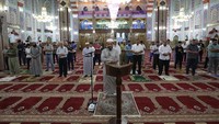 Penutupan dilakukan untuk pertama kalinya sejak pembangunannya sebagai ketaatan dari keputusan pihak berwenang di pemerintah daerah. Setelah dibuka kembali, jamaah umat Muslim mulai berdatangan ke masjid di tengah kehati-hatian dan kekhawatiran akan virus Corona.  Yunus Keles/Anadolu Agency via Getty Images.