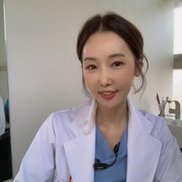 Wanita yang lahir pada 1969 ini telah menjalani profesi sebagai dokter gigi selama 18 tahun. Foto: Instagram @sjeuro