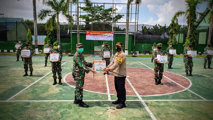 polres bojonegoro serahkan bingkisan lebaran