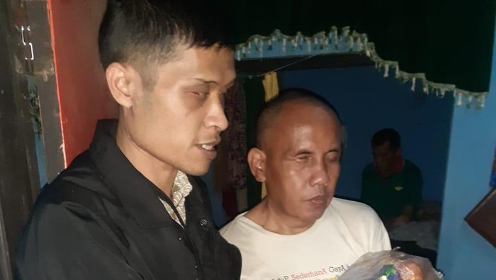 Penyerahan bantuan ke warga