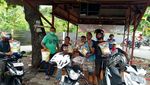 Tukang Becak-Sopir Ojek dan Warga Terdampak COVID-19 Terima Bantuan
