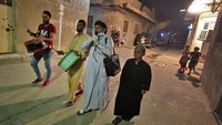 Di bawah peraturan baru tersebut, kantor-kantor pemerintah diperbolehkan menugaskan pegawai bekerja dalam jumlah maksimal 25 persen.  Ahmad Al-Rubaye/AFP via Getty Images.