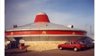 Bangunan Mcd di Cambridgeshirie, Inggris lebih keren, berbentuk pesawat UFO. (Bored Panda)