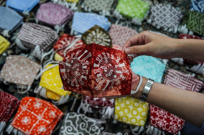 Sejumlah perajin asal Bandung berkreasi dengan memproduksi motif batik Virus Corona. Motif itu digambarkan pada kain yang akan dijadikan baju atau masker wajah.