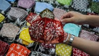 Masker motif batik bergambarkan virus Corona di Batik Komar, Bandung, Jawa Barat, Senin (11/5/2020). 