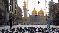 Penutupan masjid ini telah berlangsung selama lebih dari dua bulan. Masjid Agung ditutup pada 8 Maret lalu. Ini merupakan bagian dari langkah-langkah mencegah penyebaran virus Corona. Murtadha Al-Sudani/Anadolu Agency via Getty Images.