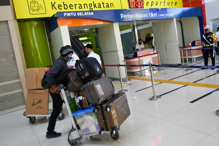 Sejumlah petugas Dinas Perhubungan DKI Jakarta beserta petugas PT Kereta Api Indonesia (KAI) memberi salam pada rangkaian kereta api luar biasa relasi Gambir-Surabaya Pasar Turi lintas selatan yang berangkat di Stasiun Gambir, Jakarta, Selasa (12/5/2020). PT Kereta Api Indonesia (KAI) mengoperasikan kereta api luar biasa (KLB) jarak jauh untuk melayani penumpang yang dikecualikan sesuai aturan pemerintah dengan penerapan protokol pencegahan COVID-19 yang ketat hingga 31 Mei 2020 mendatang. ANTARA FOTO/M Risyal Hidayat/foc.
