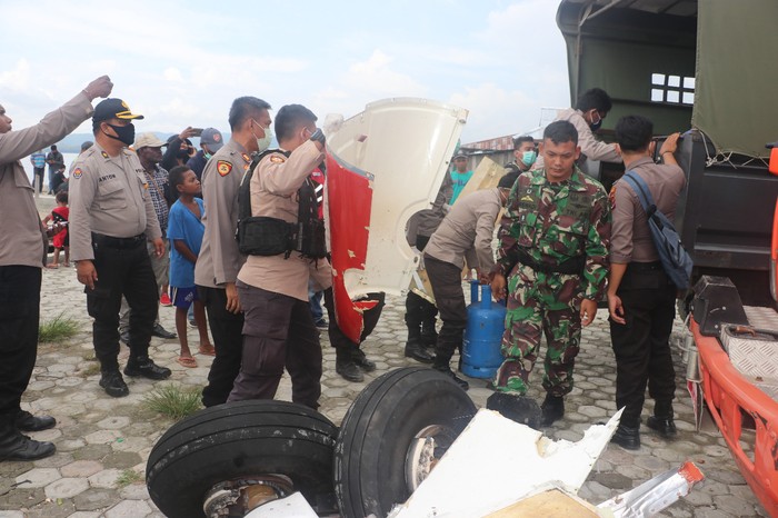 Proses evakuasi pesawat MAF Jatuh di Danau Sentani, Papua.