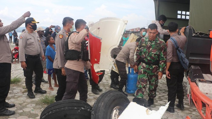Proses evakuasi pesawat MAF Jatuh di Danau Sentani, Papua.