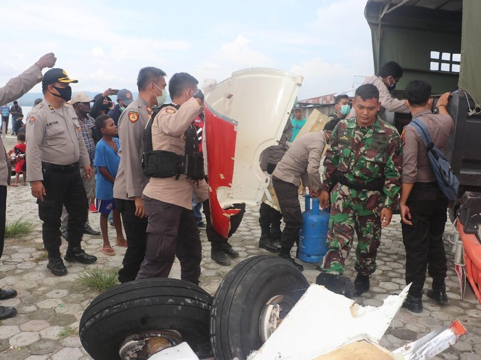 Proses evakuasi pesawat MAF Jatuh di Danau Sentani, Papua.