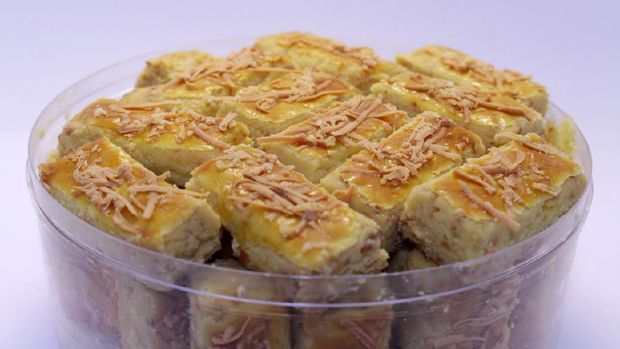 Kaasstengels or kastengel a typical Indonesian cheese cake sticks. Probably influenced by Dutch cuisine.