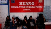 Seperti daerah dengan zona merah, kota Tegal juga tetap menerapkan PSBB untuk membatasi keramaian ditengah warga.