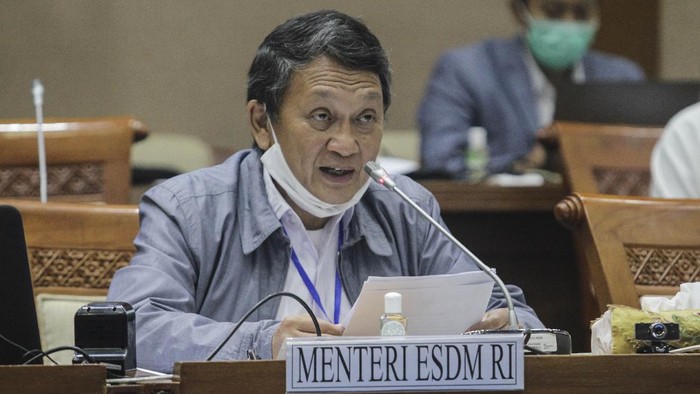 Menteri ESDM Arifin Tasrif menyampaikan pendapat akhir pemerintah dalam rapat kerja dengan Komisi VII DPR di Kompleks Parlemen, Senayan, Jakarta, Senin (11/5/2020).  Pemerintah bersama Komisi VII DPR sepakat mengesahkan Revisi Undang-Undang Mineral dan Batu Bara Nomor 4 Tahun 2009 dan selanjutnya akan dibawa ke sidang paripurna untuk dijadikan undang-undang. ANTARA FOTO/Didik Setiawan/wpa/hp.