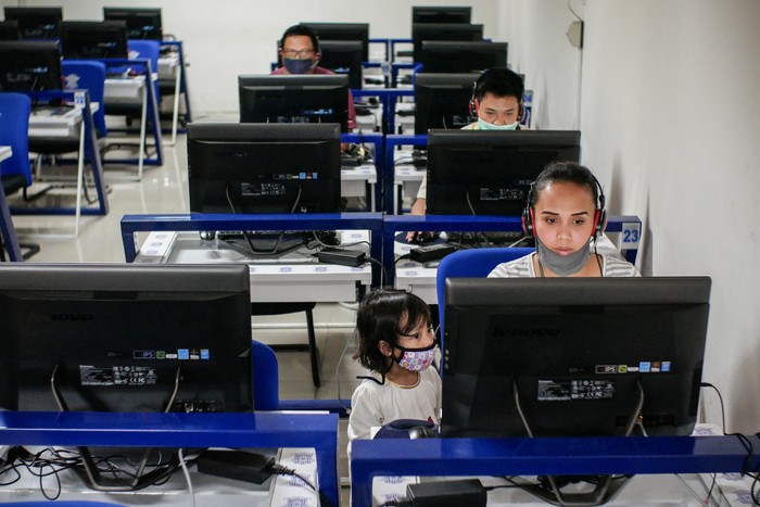 LAYANAN SIM TURUN 75 PERSEN Peserta mengikuti ujian teori Surat Izin Mengemudi (SIM) di Satuan Penyelenggara Administrasi (Satpas) SIM Daan Mogot, Jakarta, Selasa (12/5/2020). Kepala Seksi SIM Direktorat Lalu Lintas Polda Metro Jaya Komisaris Polisi Lalu Hedwin memperkirakan semasa pandemi COVID-19 aktivitas pembuatan SIM mengalami penurunan mencapai 75 persen dari hari biasa. ANTARA FOTO/Rivan Awal Lingga/foc.