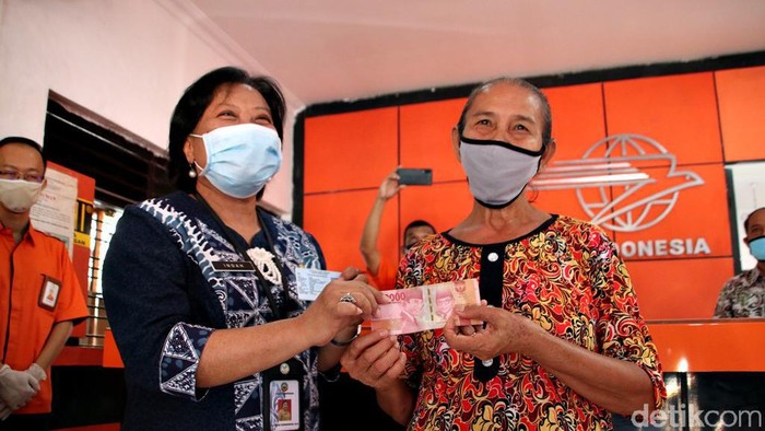 Warga menerima BST secara simbolis dari Kadinsos Blora Indah Purwaningsih