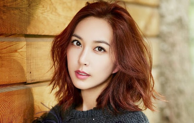 Anggota grup boy band S.E.S, Shoo menikah dengan seorang atlet basket Im Hyo Sung yang juga merupakan penggemarnya. Keduanya melangsungkan pernikahan pada April 2010 lalu. Foto: Istimewa