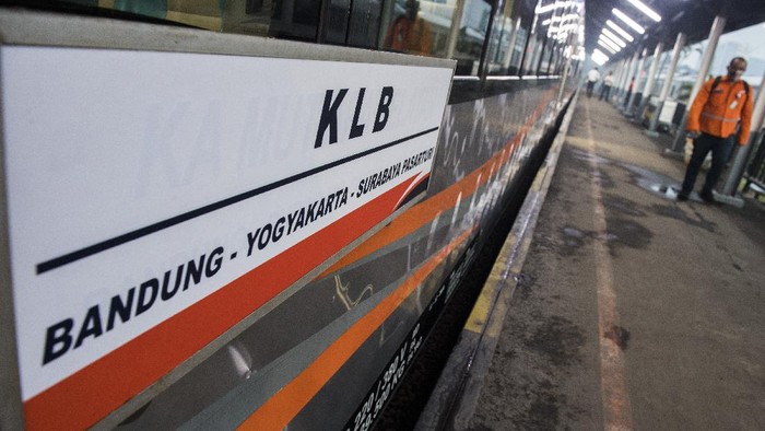 Penumpang membeli tiket Kereta Api Luar Biasa (KLB) jurusan Bandung - Surabaya Pasar Turi di Stasiun Bandung, Jawa Barat, Selasa (12/5/2020). PT Kereta Api Indonesia (Persero) mengoperasikan enam perjalanan KLB pada 12-31 Mei 2020 dan masyarakat yang diperbolehkan menggunakan KLB hanya yang memenuhi syarat diantaranya pekerja di penanganan COVID-19, pertahanan, keamanan, kesehatan, kebutuhan dasar, fungsi ekonomi penting, perjalanan darurat pasien atau orang yang memiliki keluarga inti sakit keras atau meninggal dan repatriasi. ANTARA FOTO/M Agung Rajasa/foc.