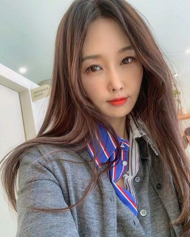 Namun, Su Jin menjelaskan bahwa hobinya mengunggah selfie ke media sosial sebagai bentuk kerinduannya pada sang putri yang duduk di bangku sekolah menengah dan jarang berbicara padanya. Foto: Instagram @sjeuro