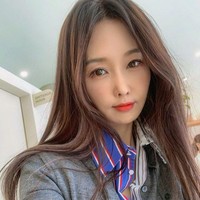 Namun, Su Jin menjelaskan bahwa hobinya mengunggah selfie ke media sosial sebagai bentuk kerinduannya pada sang putri yang duduk di bangku sekolah menengah dan jarang berbicara padanya. Foto: Instagram @sjeuro