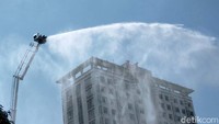 Kepala Dinas Damkar Kota Surabaya Dedi Irianto mengatakan dalam penyemprotan cairan disinfektan menggunakan bronto sky lift untuk gedung-gedung tinggi dan kawasan padat penduduk.