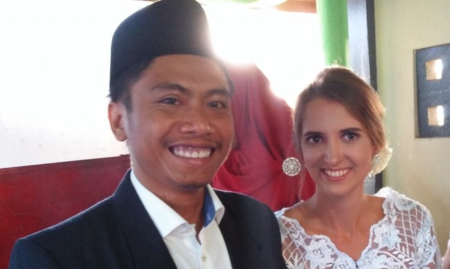 Sejak foto-foto pernikahan Elan dan Jasmine menjadi viral, banyak netizen mengkritiknya. Hal itu diungkapkan oleh Elan yang mengaku jika ada beberapa komentar negatif untuk dirinya. Salah satunya adalah ketika Elan dituduh memakai pelet agar Jasmine jatuh cinta padanya. Foto: Facebook/Chungky Fungky